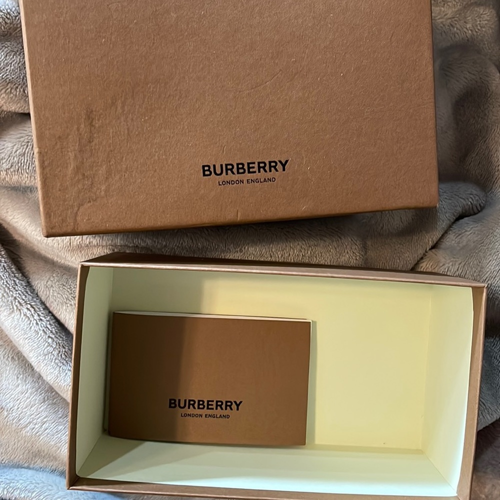 Burberry sunglasses holder and box